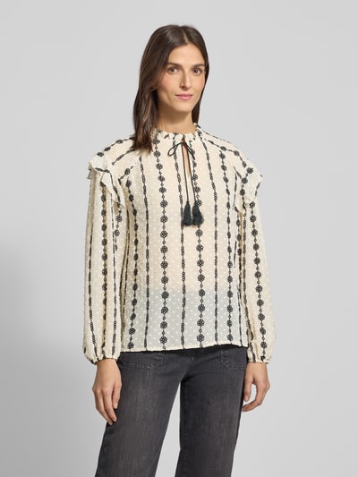 Frauenmodel trägt Regular Fit Bluse mit Stitchings von More & More, Schlüsselloch-Ausschnitt, Schnürung, cremefarben, strukturierte Textur, Ganzkörperansicht von vorne.