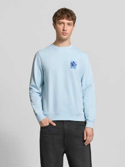 Männermodel trägt lichtblau Regular fit sweatshirt met florale applicatie Felica van Blend, katoenen stof, ronde hals, vooraanzicht, bovenlichaam