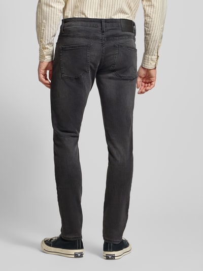 Männermodel trägt Stone Washed Slim Fit Jeans von ONLY & SONS in dunkler Jeans-Optik, 5-Pocket-Design, Baumwollmischung mit Stretch-Anteil, Modell Loom, Label-Patch, Ganzkörperansicht Rückansicht.