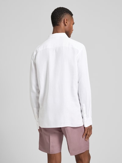 Männermodel trägt Regular Fit Freizeithemd aus Leinen-Lyocell-Mix von CK Calvin Klein, Optik: Unifarben, Ganzkörperansicht Rückansicht.