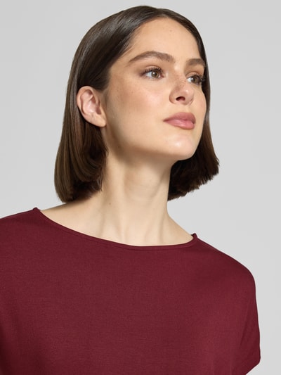Frauenmodel trägt Relaxed Fit T-Shirt aus Viskose-Mix von s.Oliver RED LABEL, Optik: Unifarben, Rundhals, Jersey, Nahaufnahme Oberkörper.