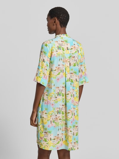 Frauenmodel trägt Knielanges Kleid aus Viskose mit 3/4-Arm von Emily Van den Bergh, bunt gemustert, gerader Schnitt, Ganzkörperansicht Rückansicht.