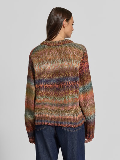 Vrouwenmodel draagt Relaxed Fit Strickpullover mit gerippter Blende van Apricot in meerkleurige breilook, rechte vorm, lange mouwen, ronde hals, detailopname rugaanzicht.
