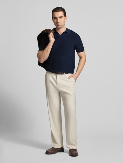 Męski model nosi Strickshirt mit Polokragen und V-Ausschnitt od Christian Berg Men z czystej bawełny, krój regular fit, widok całej sylwetki z przodu.