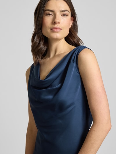 Frauenmodel trägt Regular Fit Abendkleid im ärmellosen Design von SWING aus dunkelblauem Satin mit taillierter Passform, Nahaufnahme Oberkörper.