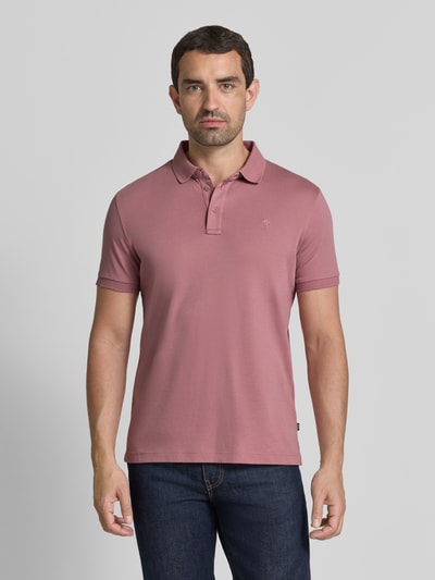 Mannenmodel draagt Slim Fit poloshirt uit biologisch katoen model 'Primo' van JOOP! collectie, labelstitching, knoopsluiting, ruglengte maat M 70 cm, frontale totale lichaamsweergave.