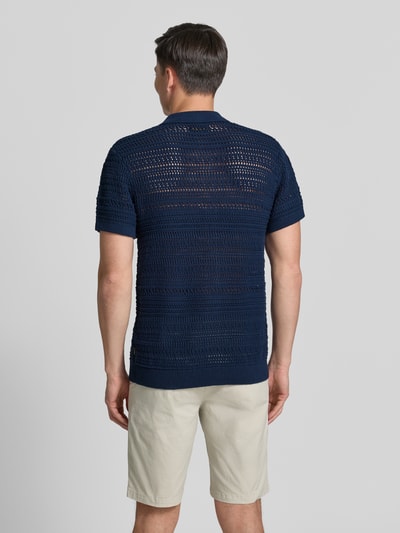 Männermodel trägt Modern Fit Freizeithemd in Strick-Optik mit Knopfleiste von Jack & Jones Premium aus Reine gewachste Baumwolle, Modell 'BLUHAMILTON', Kentkragen, in Marineblau, Struktur aus Strick-Optik, Rückenlänge bei Größe M 72 cm, Ärmellänge 23 cm, Ganzkörperansicht Rückansicht.