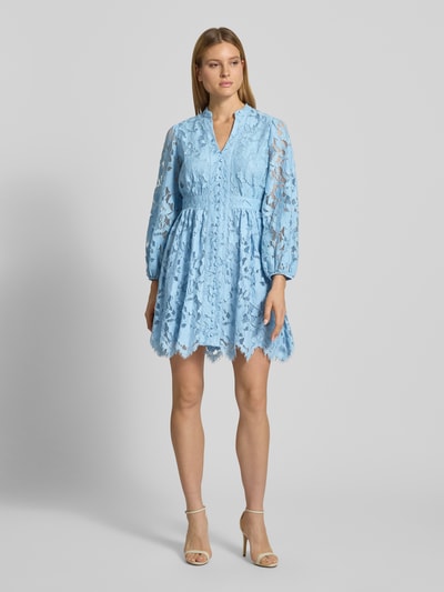 Frauenmodel trägt Knielanges Cocktailkleid aus Spitze mit Knopfleiste von V by Vera Mont, hellblau, Material-Mix mit Baumwoll-Anteil, A-Linie, V-Ausschnitt, Ganzkörperansicht von vorne.