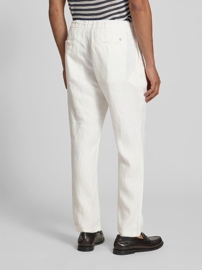 Männermodel trägt Tapered Fit Leinenhose von Closed in Weiß mit Eingrifftaschen, Gesäßtaschen, elastischem Bund mit Tunnelzug, Ganzkörperansicht Rückansicht. Reines Leinen, Herren, Innenbeinlänge 73 cm, Bundweite 41 cm.