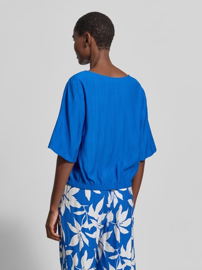 Frauenmodel trägt Relaxed Fit Blusentop aus Viskose-Mix von s.Oliver RED LABEL, Optik:Allover-Muster, Farbe Blau, Kurzarm, Ganzkörperansicht Rückansicht.