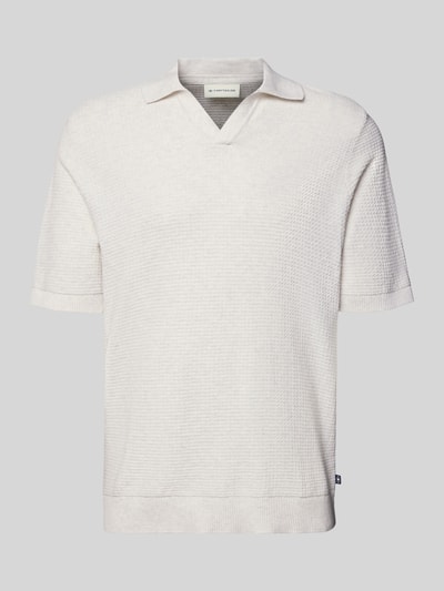 Produktfoto, Regular Fit Poloshirt aus reiner Baumwolle von Tom Tailor in heller Strickoptik mit Strukturmuster, kurzem Arm und Polokragen.