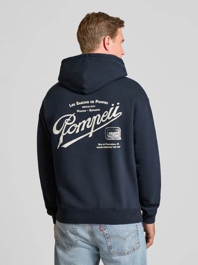 POMPEII BRAND Bluza z kapturem i nadrukiem z logo model ‘SABONS DE POMPEII’ Granatowy 5