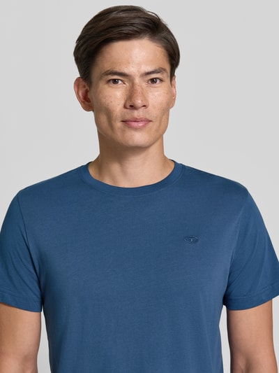 Männermodel trägt Regular Fit T-Shirt aus reiner Baumwolle von Tom Tailor in Mittelblau, schlichte Optik, Nahaufnahme Oberkörper. Herren T-Shirt von Tom Tailor