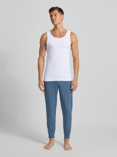 Männermodel trägt Tanktop mit Rundhalsausschnitt im 2er-Pack von SCHIESSER, Baumwoll-Elasthan-Mix, körpernahe Passform, Ganzkörperansicht von vorne.