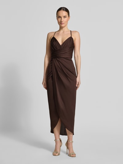 Frauenmodel trägt Cocktailkleid aus Satin in Wickel-Optik von V by Vera Mont, braun, Gerader-Schnitt, Midikleid, Spaghettiträger, Ganzkörperansicht von vorne, Rückenlänge 122 cm, Brustweite 36 cm bei Größe 36.