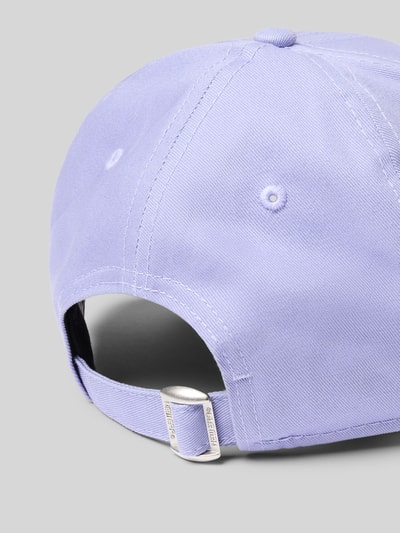 Produktfoto, Basecap mit Logo-Stitchings von New Era, helllila Baumwolle, verstärkter Schirm, gestickte Luftlöcher, verstellbarer Riegel.