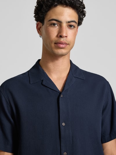 Männermodel trägt Regular Fit Freizeithemd mit Strukturmuster Modell 'Global' von Jack & Jones in Dunkelblau, reine Baumwolle, Nahaufnahme Oberkörper.