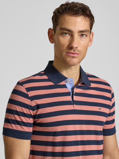 Männermodel trägt Modern Fit Poloshirt mit Logo-Stitching von Christian Berg Men aus puur katoen, polokraag, knoopsluiting, Nahaufnahme Oberkörper
