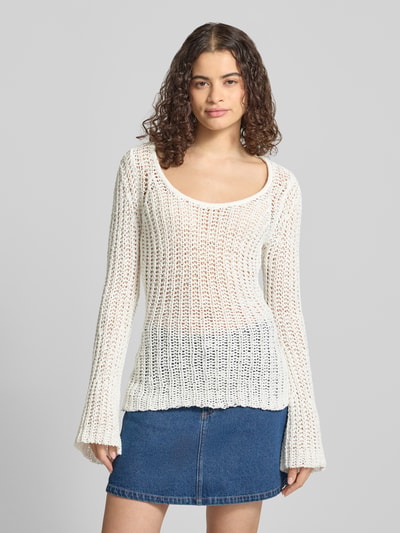 Modelka nosi Regular Fit Pullover in Häkel-Optik Modell 'Fenja' od Topshop, bawełniany miks, półprzezroczysta tekstura, krój regular fit, długość tyłu 76 cm, długość rękawa 84 cm, kolor kremowy z widoczną strukturą splotu, widok całej sylwetki z przodu.