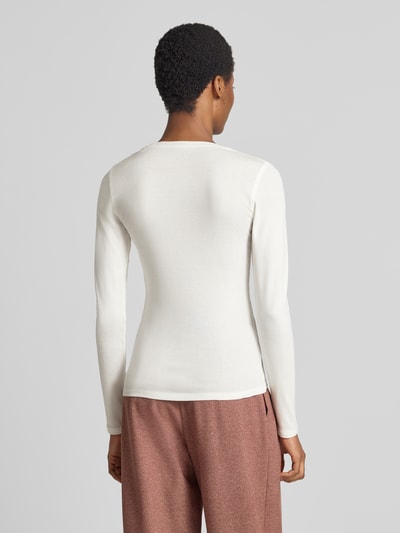Vrouwenmodel draagt wit shirt met lange mouwen van katoenen en modal mix, Slim Fit Langarmshirt aus Baumwoll-Modal-Mix Modell 'Sorana' van OPUS, Dames. Volledig lichaamsaanzicht achterkant.