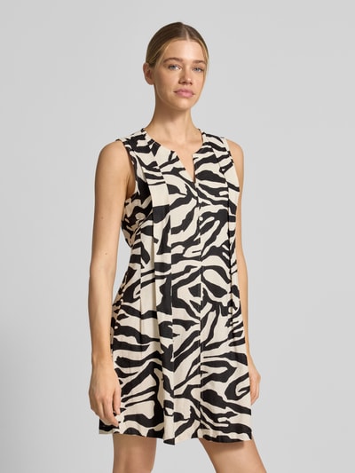 Frauenmodel trägt Minikleid aus Leinen-Viskose-Mix Modell 'LINNO' von ICHI im Allover-Look, V-Ausschnitt, Knopfleiste, Gerader-Schnitt, Ganzkörperansicht von vorne.