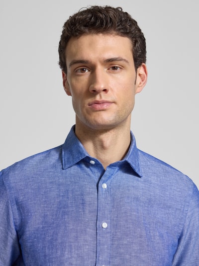Mannelijk model draagt Regular Fit vrijetijdsoverhemd uit linnenmix van Jake*s, mix van katoen en linnen, kentkraag, knoopsluiting, Nahaufnahme Oberkörper.