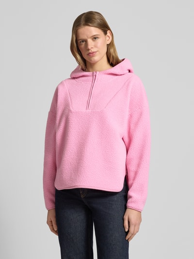 Frauenmodel trägt Hoodie aus Teddyfell Modell 'COZY' von Noisy May in Rosa, Regular Fit, mit Reißverschluss, Nahaufnahme Oberkörper.