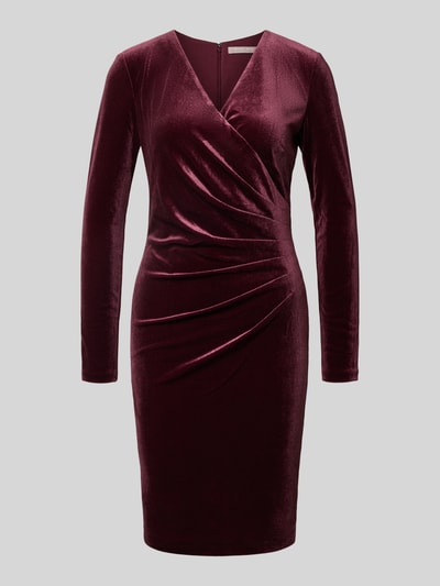 Produktfoto, Knielanges Cocktailkleid aus Samt in Wickel-Optik von Christian Berg Cocktail, bordeauxrot, figurbetont, glatte Textur