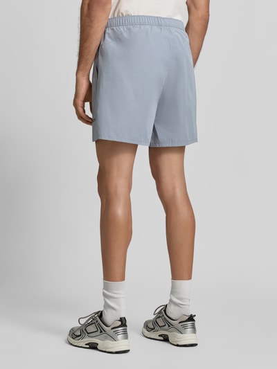 Męski model nosi Relaxed Fit Sportshorts mit elastischem Bund von BOSS Green w jasnoniebieskim kolorze, gładka tkanina, widok całej sylwetki z tyłu.