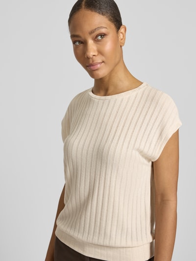 Frauenmodel trägt Damen T-Shirt aus Viskose-Mix mit Strukturmuster Modell 'Sapino' von OPUS in Beige, Rundhalsausschnitt, Regular-Fit, glatte und gerippte Textur, Rückenlänge bei Größe 36: 56 cm, Nahaufnahme Oberkörper.
