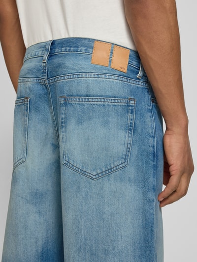 Männermodel trägt Jeans im Used-Look Modell 'Type 3' van Wood Wood, relaxed fit, pure katoen, detailopname achterzijde
