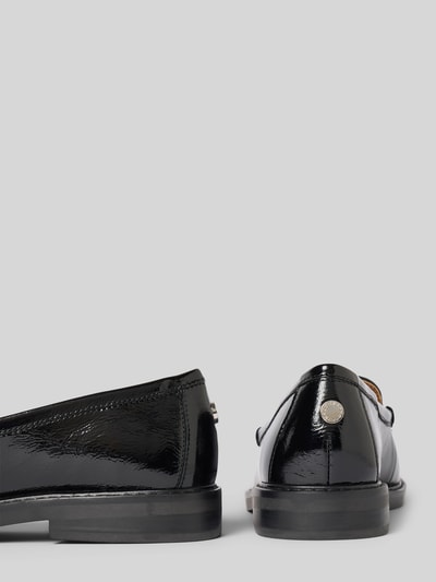 Produktfoto, Sneaker aus Leder mit Zierriemen Modell 'Adison' von Steve Madden, glänzendes schwarzes beschichtetes Leder, abgerundete Form, strukturierte Sohle, Label-Detail am Fersenbereich, Absatzhöhe 2 cm, Schafthöhe 6 cm, Schaftweite 12 cm.