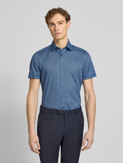 Männermodel trägt Slim Fit Business-Hemd im Allover-Look mit Kentkragen von OLYMP Level Five, mix van katoen en elastaan, blauw met patroon, ruglengte bij maat 40: 80 cm, schouderbreedte: 44 cm, mouwlengte: 24 cm, zakelijke outfit, all-over look, ganzkörperansicht van voren