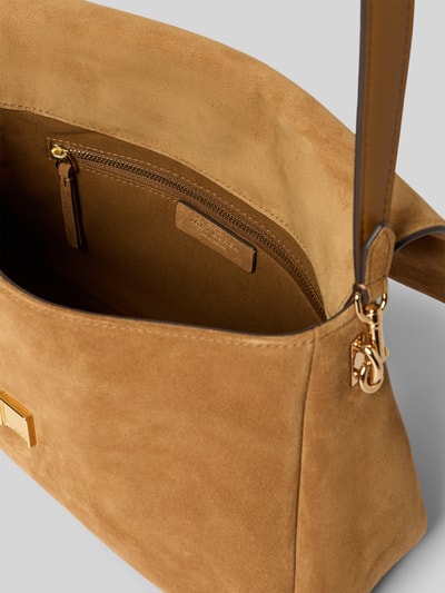 Produktfoto, Schultertasche aus echtem Wildleder in hellem Braun, Überschlag mit Magnetverschluss, Reißverschlussfach innen, Shoulder Bag aus echtem Wildleder von Tory Burch, Maße: Breite 26 cm, Länge 18 cm, Tiefe 10 cm, abnehmbarer Schulterriemen, verstellbarer Tragehenkel.
