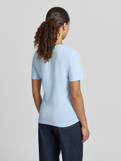Frauenmodel trägt T-Shirt mit Motiv-Stitching und Rundhalsausschnitt von Christian Berg Woman aus Reine Baumwolle, Regular-Fit, Rückenlänge bei Größe S 59 cm, hellblau, glatte Textur, Ganzkörperansicht Rückansicht.