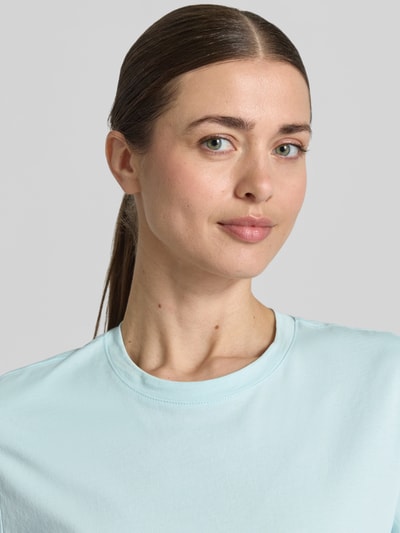 Modelka kobieca nosi T-Shirt aus Baumwolle mit Rundhalsausschnitt von Jake*s Casual, czysta bawełna, krój regular fit, jasnoniebieski, zbliżenie górna część ciała.