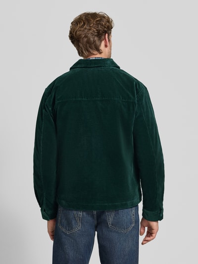 Männermodel trägt Regular Fit Hemdjacke aus Cord mit Brusttasche von MCNEAL in Dunkelgrün, Baumwoll-Elasthan-Mix, Ganzkörperansicht Rückansicht