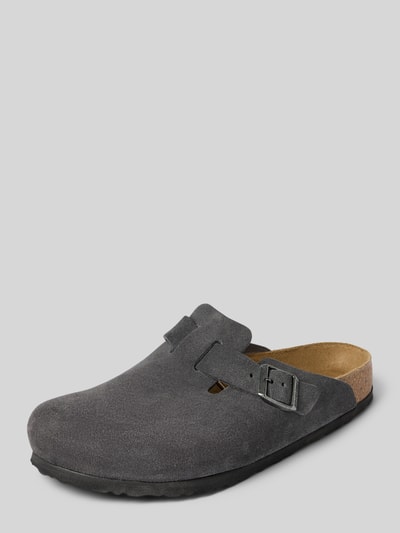 Produktfoto, Clogs aus Leder mit Dornschließe Modell 'Boston' von Birkenstock, graue Oberfläche, abgerundete Spitze, Schlupfform, Absatzhöhe 3 cm