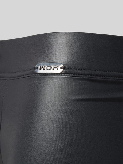 Männermodel trägt Slim Fit Boxershorts mit Schnürverschluss Modell 'Night' von WOH in Leder-Optik, Logo-Applikation, Elastischer-Material-Mix, Nahaufnahme Oberkörper.