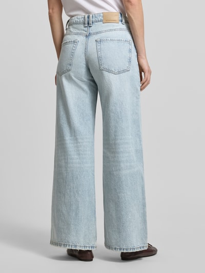 Frauenmodel trägt Wide Leg Jeans im 5-Pocket-Design von Stefanel in hellblau aus reiner Baumwolle, lockerer Schnitt, Ganzkörperansicht Rückansicht.