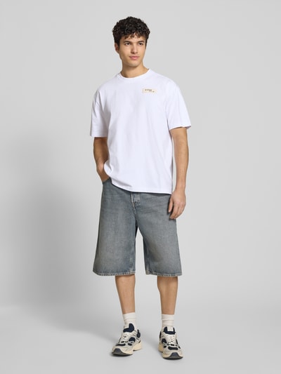 Männermodel trägt Relaxed Fit T-Shirt mit Label-Badge von G-Star Raw aus puur katoen, ronde hals, ruglengte maat M 70 cm, ganzlichaamsaanzicht van voren