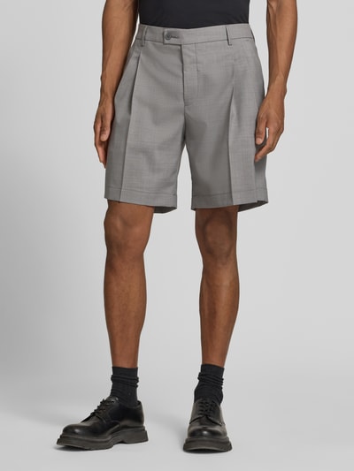 Männermodel trägt Loose Fit Bermudas mit Gesäßtaschen von bugatti in Grau, Woll-Mix mit Baumwoll-Anteil, Ganzkörperansicht von vorne.