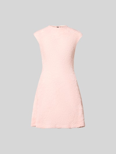 Produktfoto, Minikleid mit floralem Allover-Besatz von ROTATE in zartem Rosa, Elastischer-Material-Mix, leicht ausgestellte Passform, Stehkragen, Kappärmel, florale Textur, Gesamtlänge 87 cm, Brustweite 42 cm bei Größe 36.