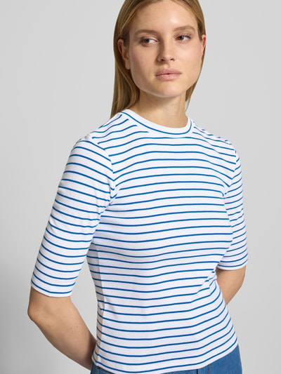 Vrouwenmodel draagt T-shirt met 3/4-mouw van Lanius in witte en blauwe strepen, puur katoen, slim fit, ronde hals, ruglengte maat 36: 53 cm, half-totaal vooraanzicht.