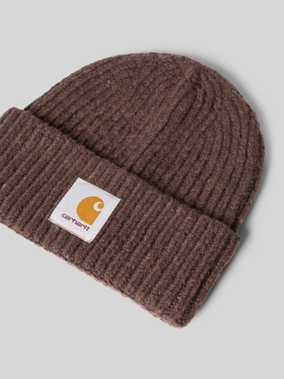 Produktfoto, Beanie aus Woll-Baumwoll-Mix Modell 'ANGLISTIC' von Carhartt Work In Progress in Braun mit breitem Umschlag, Ripp-Optik, Label-Patch.