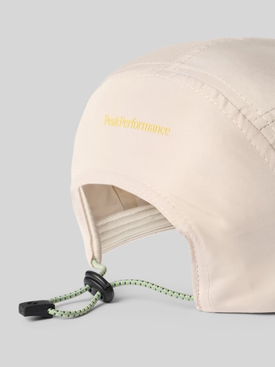 Produktfoto, Größenverstellbare Cap mit Logo von Peak Performance in Beige, Two-Tone-Machart, verstärkter Schirm, sichtbares Logo, strukturierte Nähte