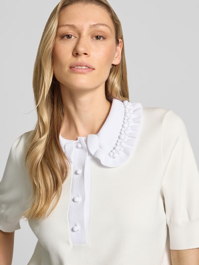 Frauenmodel trägt Regular Fit Pullover aus Viskose-Mix Modell 'JEWELRY' von Essentiel Antwerp in Two-Tone-Optik mit Perlen, Bubikragen mit Rüschen, Rundhalsausschnitt, Strickstruktur, Nahaufnahme Oberkörper.