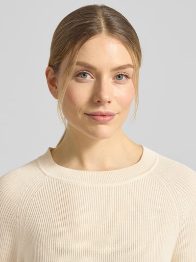 Frauenmodel trägt Regular Fit Strickpullover aus Viskose-Baumwoll-Mix Modell 'ELINNA' von Selected Femme in Unifarbe mit Strukturmuster, Nahaufnahme Oberkörper.