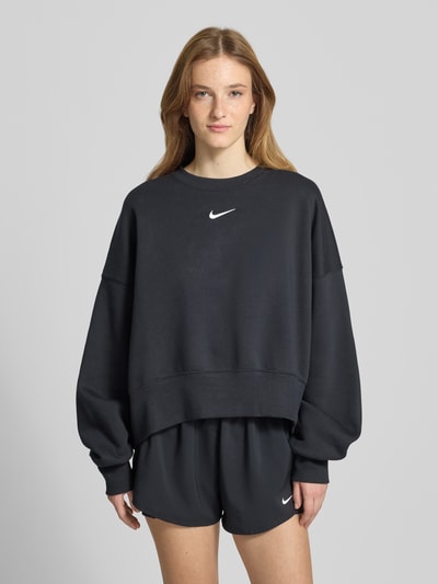 Frauenmodel trägt Sweatshirt mit Logo Modell 'Phoenix' von Nike aus Baumwoll-Elasthan-Mix, Regular-Fit, Rundhalsausschnitt, Ganzkörperansicht von vorne.