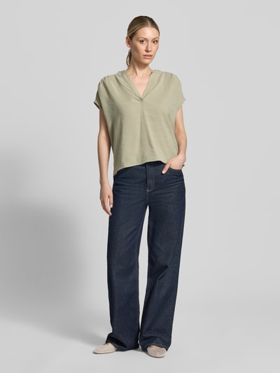 Vrouwenmodel draagt Blusenshirt aus Modal-Mix model 'Sawoko' van OPUS, dames blouselook in relaxed fit met V-hals, hele lichaamsvooraanzicht. Ruglengte maat 36: 56 cm, mouwlengte maat 36: 16 cm.